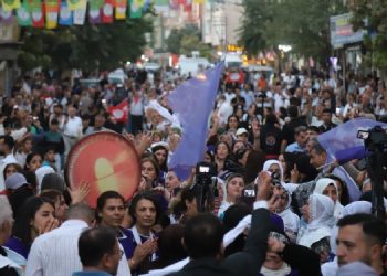 Binlerce kişi kadınları karşıladı: Zaman özgürlük zamanıdır