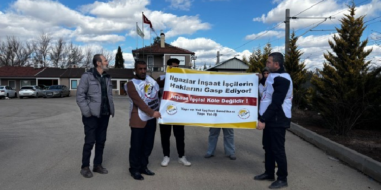 Hakları için eylem yapan işçilere şirket çalışanları saldırdı Hakları için eylem yapan işçilere şirket çalışanları saldırdı