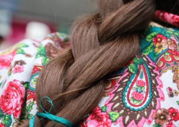 Saç örgüsü nedeniyle tutuklanan çocuğa işkenceye ilişkin suç duyurusu Saç örgüsü nedeniyle tutuklanan çocuğa işkenceye ilişkin suç duyurusu