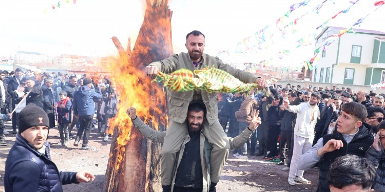 Doğubeyazıt’ta ateş yakıldı: Kürt halkı artık Sayın Öcalan ile Newroz’u kutlamak istiyor Doğubeyazıt’ta ateş yakıldı: Kürt halkı artık Sayın Öcalan ile Newroz’u kutlamak istiyor