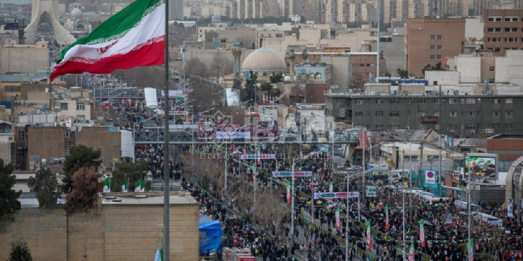 Gazeteci Shirani: İran halkı, gücün merkezde toplanmadığı bir sistem arıyor