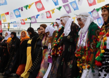 İdil’de Newroz halayını Barış Anneleri başlattı