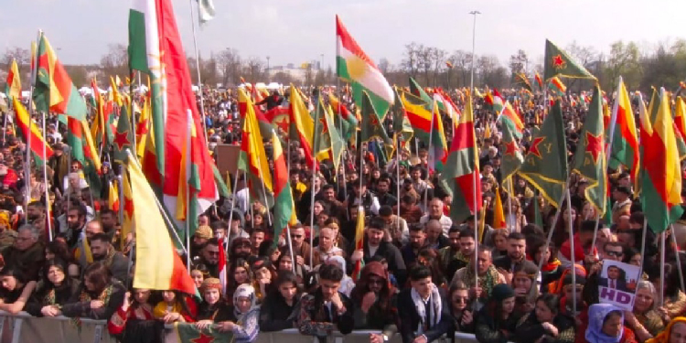 Frankfurt’ta on binlerin katılımıyla Newroz kutlanıyor Frankfurt’ta on binlerin katılımıyla Newroz kutlanıyor