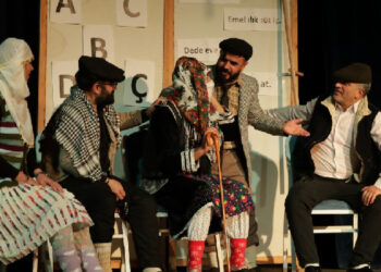 ‘Tiyatro toplumsal olmak zorunda’