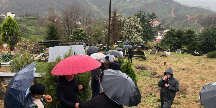 Kızıldere’de katledilen Cihan Alptekin Rize’deki mezarı başında anıldı Kızıldere’de katledilen Cihan Alptekin Rize’deki mezarı başında anıldı