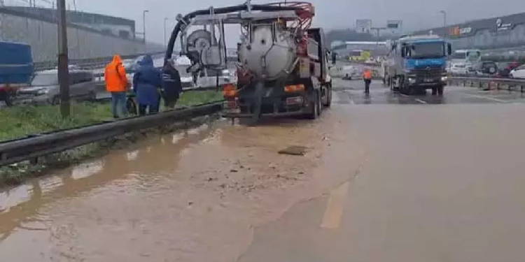 İstanbul’da su taşkını: Kadıköy istikameti trafiğe kapatıldı İstanbul’da su taşkını: Kadıköy istikameti trafiğe kapatıldı