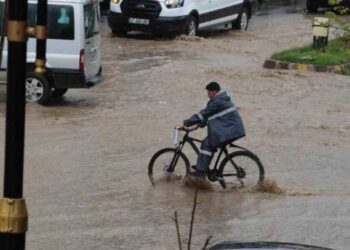 Cizîr’de yağış etkili oldu: Sürücü ve yayalar ilerlemekte zorlandı