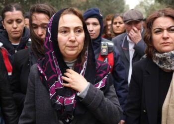 Tutsak Figen Yüksekdağ ağabeyinin cenazesine katıldı