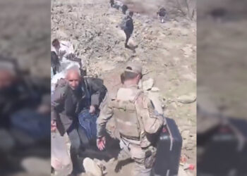 Hakkari-Van yolu açılmadı: Halk sırtına aldığı valiz ve çantalarla yürüdü