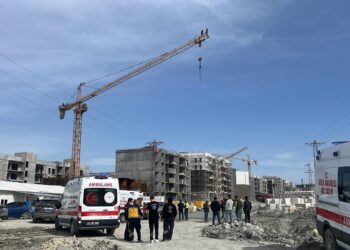 Maaşlarını alamayan kule vinç operatörlerinden eylem