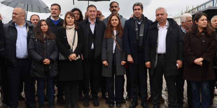 Bakırhan: Siyasi tutsaklar bırakılsın ki toplum sürecin ciddiyetine inansın