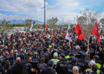 Kıbrıs’ta sendikalar ayaklandı, hayat durdu