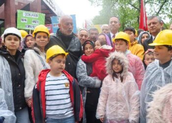 Özgür Özel açlık grevindeki madencileri ziyaret etti