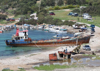 Urla’da koyda bırakılan gemi enkazına tepki