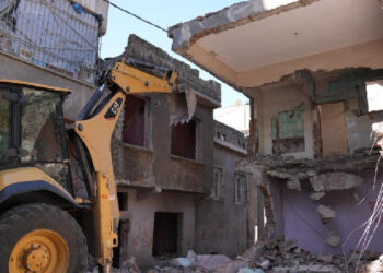 Rezan Belediyesi 90 metruk binayı yıktı