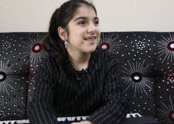 Hastalıklarına karşı müzikle hayata tutunan bir çocuk