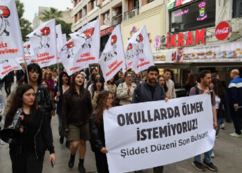 Liseliler saldıralara karşı yürüdü