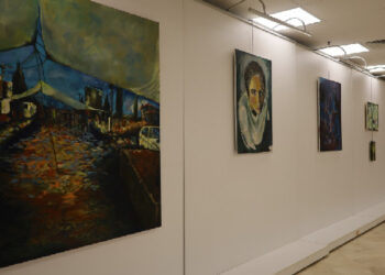 6 Şubat’ın acılarını ‘Yerle Aramda’ sergisiyle tuvale taşıdı