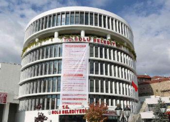 Bolu Belediyesi’ne operasyon: Binada arama yapılıyor Bolu Belediyesi’ne operasyon: Binada arama yapılıyor