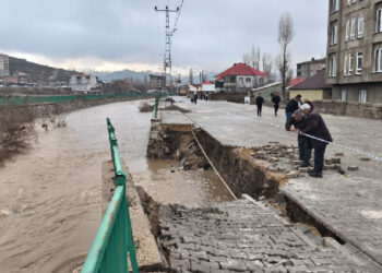 Gever’de dere taştı, istinat duvarı çöktü