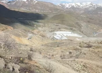 Colemêrg-Wan Karayolu 16 gündür kapalı: Otobüs şoförlerinden tepki
