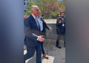 Devrik Şah’ın oğlu protesto edildi