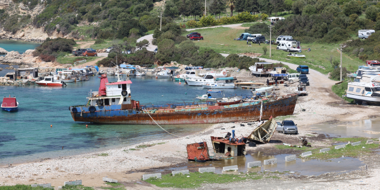 Urla’da gemi hurdasının koyda bırakılmasına tepki Urla’da gemi hurdasının koyda bırakılmasına tepki