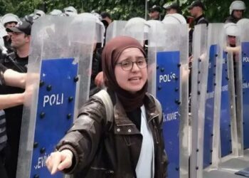 Bilgi Üniversitesi öğrencisi Hafize Çetin gözaltına alındı Bilgi Üniversitesi öğrencisi Hafize Çetin gözaltına alındı