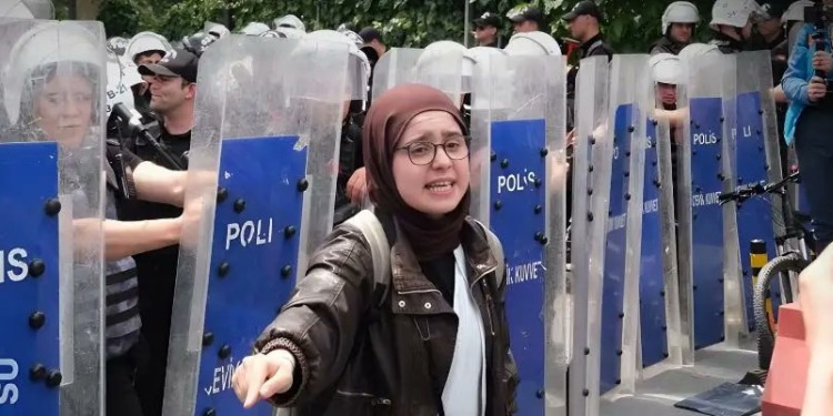 Bilgi Üniversitesi öğrencisi Hafize Çetin gözaltına alındı Bilgi Üniversitesi öğrencisi Hafize Çetin gözaltına alındı