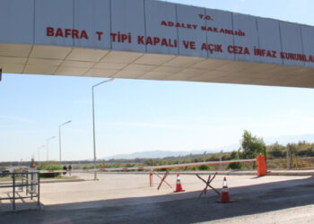 Tutsak yakınlarına çıplak arama Tutsak yakınlarına çıplak arama