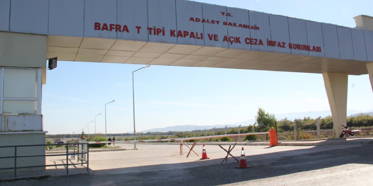 Tutsak yakınlarına çıplak arama