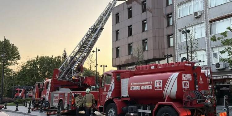 İstanbul Fatih’teki otel yangınında bir kişi yaşamını yitirdi İstanbul Fatih’teki otel yangınında bir kişi yaşamını yitirdi
