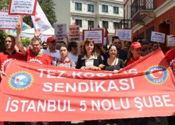 Öğretmenlerin ücret eşitsizliğine karşı eylemi 100’üncü gününde Öğretmenlerin ücret eşitsizliğine karşı eylemi 100’üncü gününde