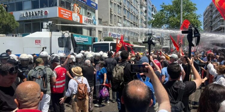 CHP mitingine polis saldırısı CHP mitingine polis saldırısı