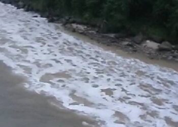 Kalapotamaz Deresi köpük akıyor