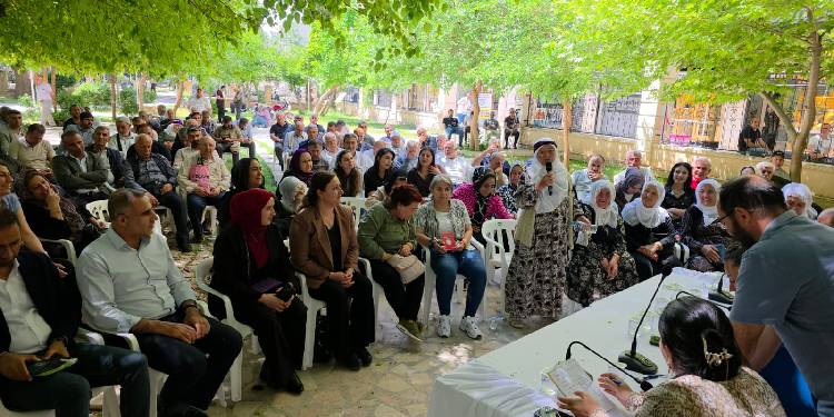 Yerine kayyım atanan belediyenin meclis toplantısı halk ile yapıldı Yerine kayyım atanan belediyenin meclis toplantısı halk ile yapıldı