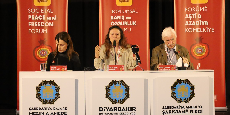 “Barış” paneli: Kürtler Ortadoğu için örnek olabilir “Barış” paneli: Kürtler Ortadoğu için örnek olabilir