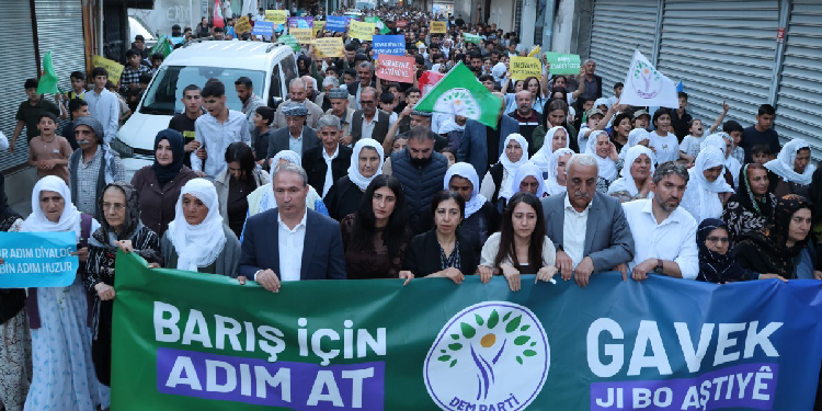 DEM Parti’den birçok kentte barış yürüyüşü: Somut adım atın DEM Parti’den birçok kentte barış yürüyüşü: Somut adım atın