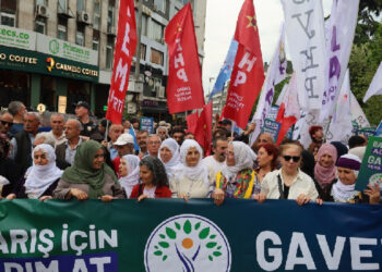 İstanbul’da ‘Barış İçin Adım At’ çağrısı: Binler Kadıköy’de yürüdü