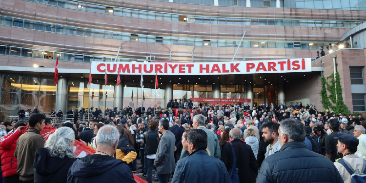 CHP Genel Merkezi önünde hareketlilik: Çok sayıda polis sevk edildi CHP Genel Merkezi önünde hareketlilik: Çok sayıda polis sevk edildi