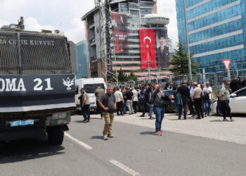 CHP Genel Merkezi abluka atında: Polis içeri giremedi