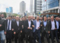Özel, milletvekillleri ve yurttaşlarla Meclis’e yürüyor
