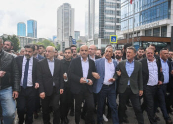 Özel, milletvekillleri ve yurttaşlarla Meclis’e yürüyor