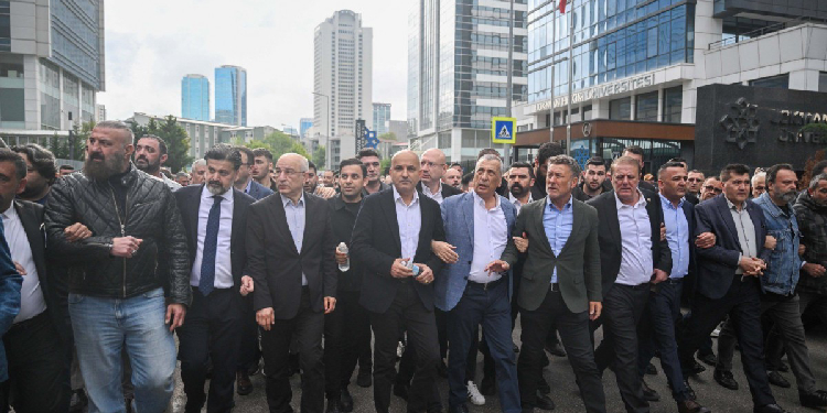 Özel, milletvekillleri ve yurttaşlarla Meclis’e yürüyor Özel, milletvekillleri ve yurttaşlarla Meclis’e yürüyor