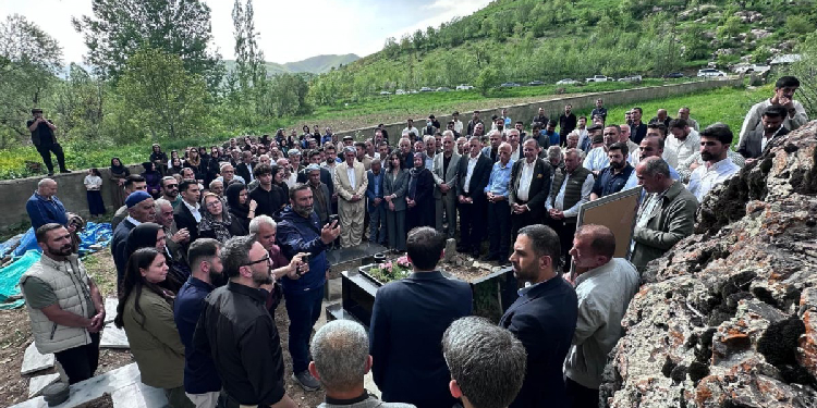 Hamit Geylani ölümünün birinci yıldönümünde mezarı başında anıldı Hamit Geylani ölümünün birinci yıldönümünde mezarı başında anıldı