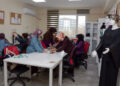 Kadınlar tekstil atölyesinde hem öğrenip hem tasarlıyorlar
