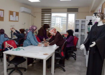 Kadınlar tekstil atölyesinde hem öğrenip hem tasarlıyorlar Kadınlar tekstil atölyesinde hem öğrenip hem tasarlıyorlar