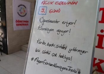 Eylemdeki öğretmenler ders tahtasına ‘haklılık’ konusu yazdı
