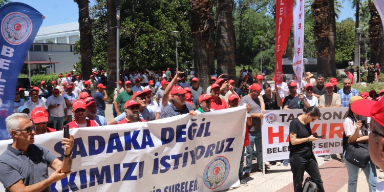 Anlaşma çıkmadı, işçiler belediyeye yürüdü Anlaşma çıkmadı, işçiler belediyeye yürüdü