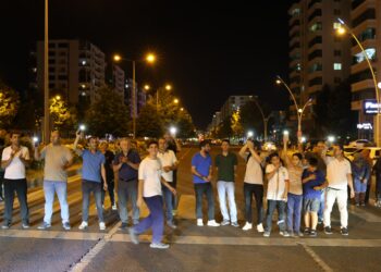 Mezopotamya Bulvarı’nda yol kapatma eylemi: Ölüm istemiyoruz Mezopotamya Bulvarı’nda yol kapatma eylemi: Ölüm istemiyoruz